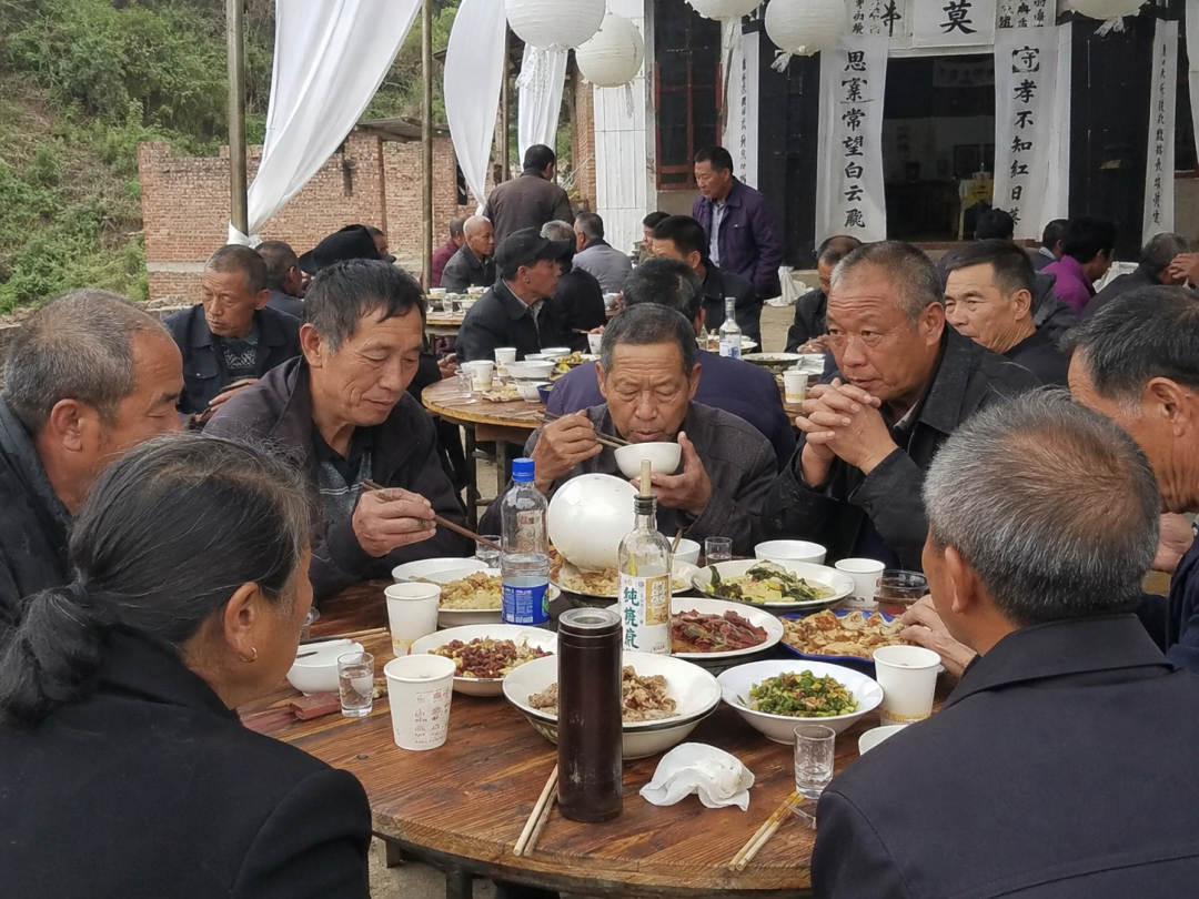 农村葬礼，一群男人的“狂欢”？