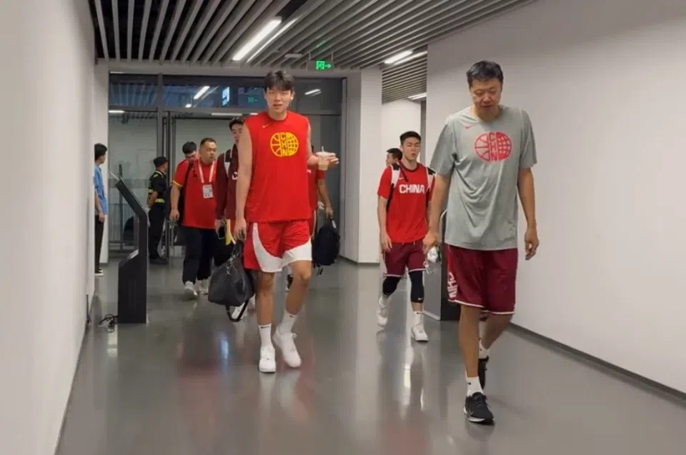 “中黎”大战一触即发！杨瀚森王治郅打趣入场 李弘权赵继伟训练连中三分