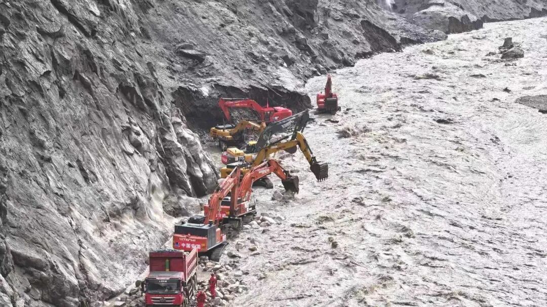 应急管理部调派中国安能持续抢通G216国道吉隆口岸方向受损路段 应急管理部调派中国安能持续抢通G216国道吉隆口岸方向受损路段