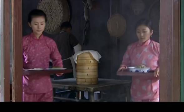 大宅门2：香秀饿得没了富太太样，一口一个包子，端着一屉边走边吃
