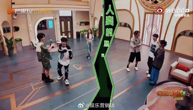 大老师刚说完“没有脊椎”，真源立刻接“我是李飞”，这波太绝了