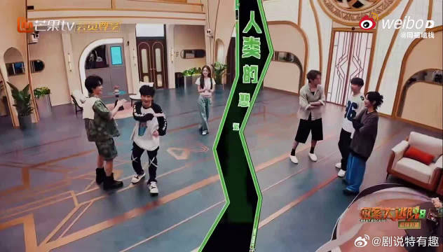 别人还在懵的时候，他俩已经完成了一次完美的梗对接