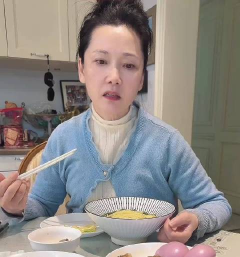 何赛飞吃折耳根吃出痛苦面具，网友形容味道像生锈菜刀