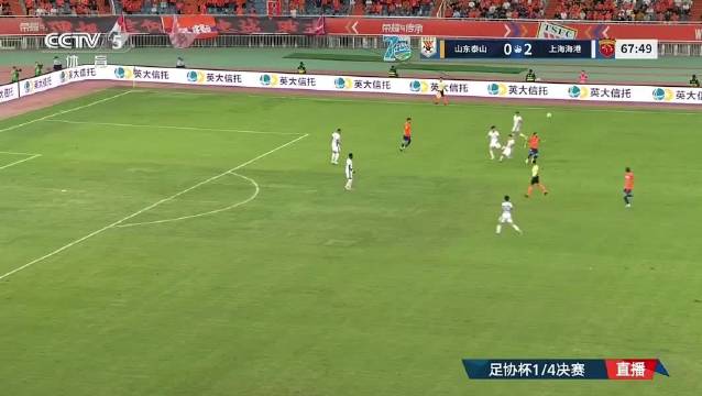 克雷桑搀扶着泽卡离开场地，希望泽卡没大碍