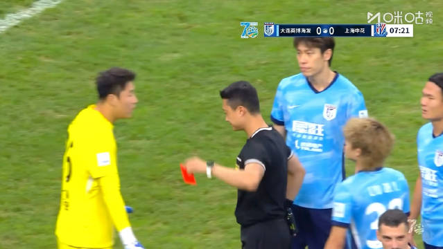 大连门将黄子豪开场8分钟红牌，破坏明显得分机会