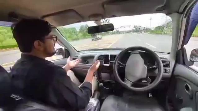巴基斯坦小哥自研无人驾驶试车撞上警车