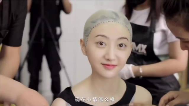 景甜拍摄司藤倒模坐6小时不动，素颜女神亲和力十足