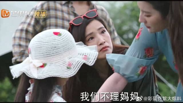 姐姐不让女儿碰狗，妹妹一把推开让玩，这段笑喷了