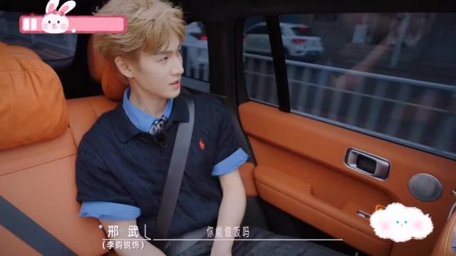 小林晓彤厨艺互补，配合做饭显默契