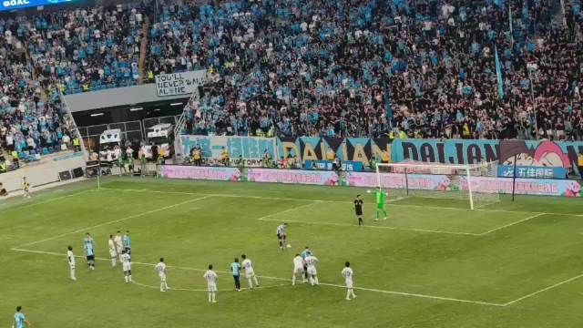 大连英博少打一人1-0爆冷申花晋级足协杯四强