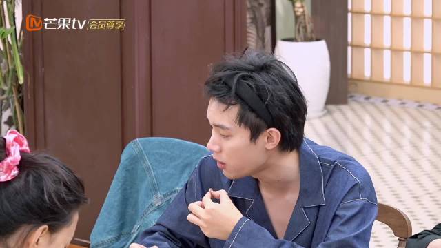 李小冉随王濛喜好站队英格兰，闺蜜陪伴搭子