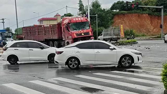 玉林某育城路口新能源货车被撞一片狼藉