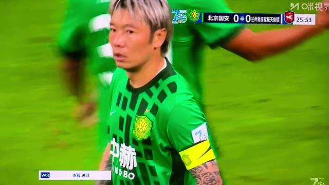 侯森快速手抛球，张稀哲精彩直传，邓捷夫插上推射，国安1:0领先