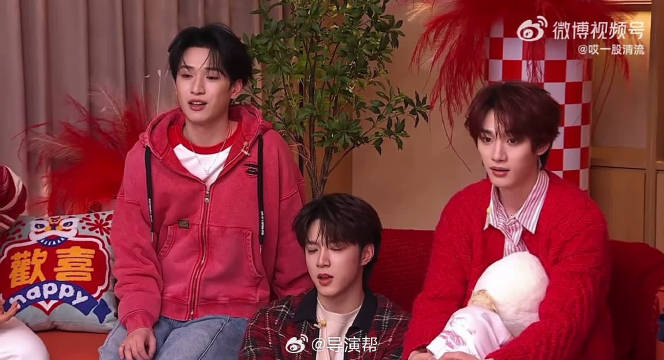 小队其他人还在感慨题目难度很高，大老师和张真源已经默契对上信号
