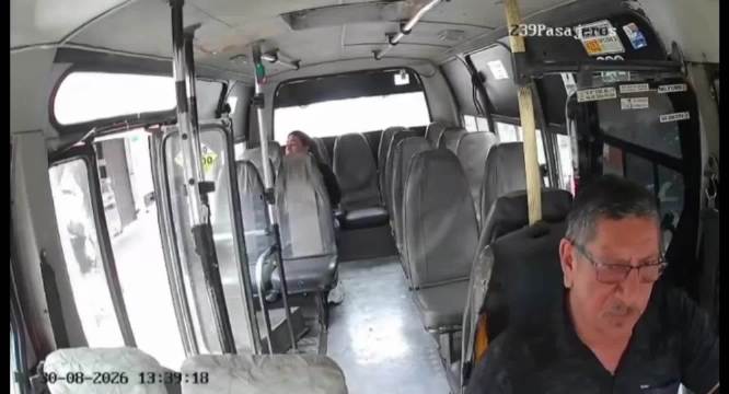 哥伦比亚摩托车手超速撞公交，车门钩住救其一命