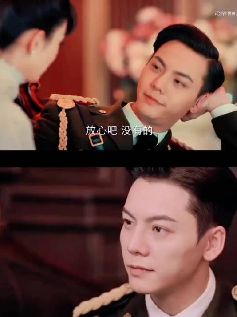 老版张启山似看爱人，新版佛爷如忆逝妻
