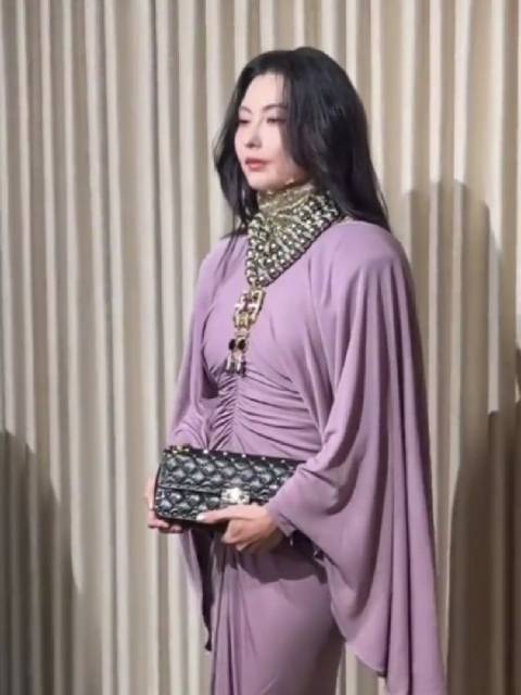 张柏芝状态忽老忽嫩，华伦天奴活动显老态演唱会回春