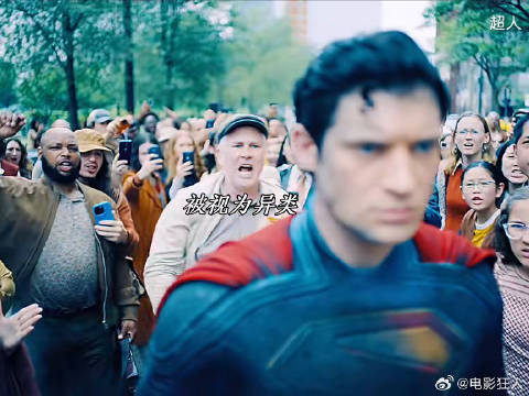 虽然被伤害但是善良的超人依然会护住大家