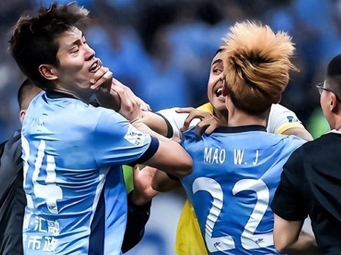 锁喉主帅！大连助教对蒙哥马利下狠手，中超赛场冲突彻底失控