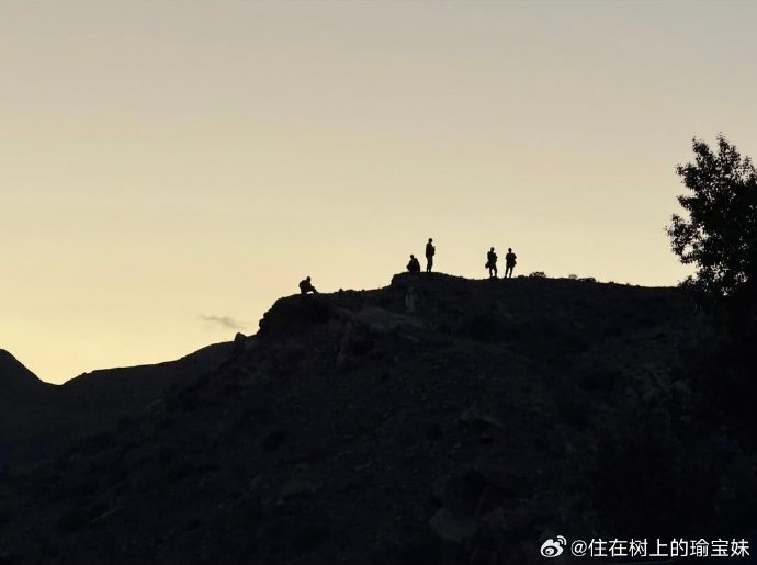 黄景瑜深夜更新ins，为代拍拍照并称赞