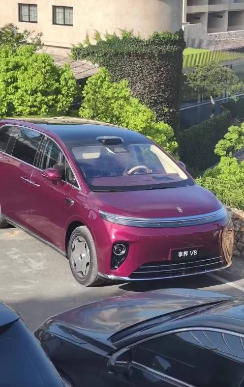 享界V8无伪装造型曝光，5米3全尺寸MPV搭800V快充