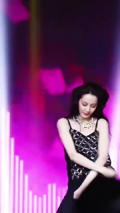 迪丽热巴九月行程公布，见面会与巴黎时装周