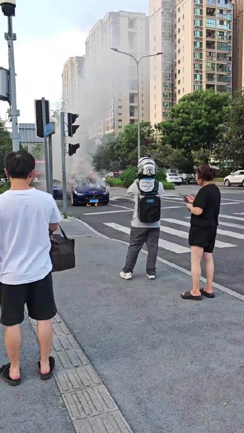 成都玛莎拉蒂行驶中自燃，车辆烧毁无伤亡