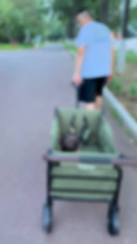 此时此刻2000多的婴儿车输给了几百块的露营车