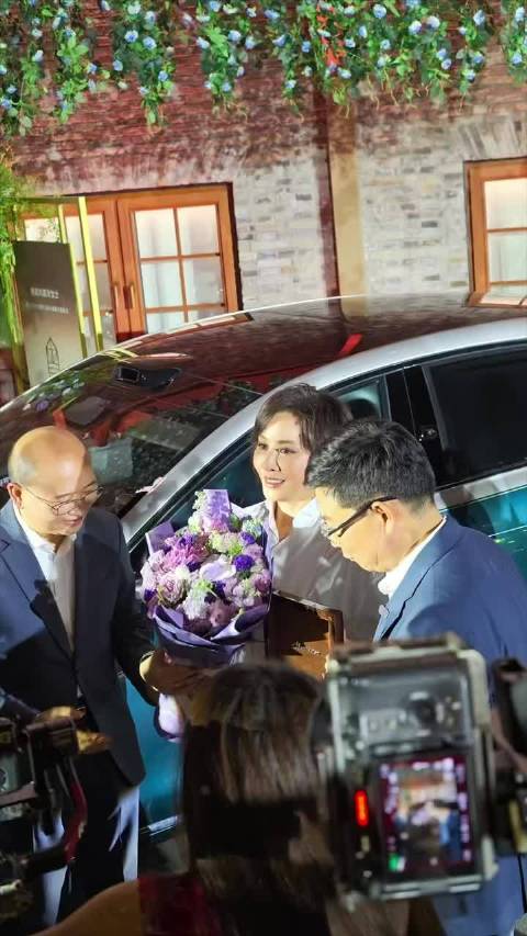 尊界新车首批交付现场好火爆啊，有好多明星大咖和行业大佬吖！