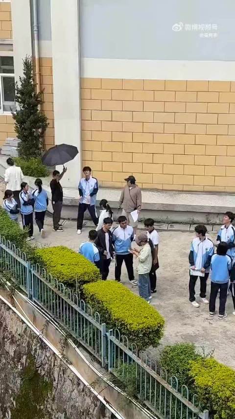 姐姐这几天很充实很快乐呀 都去探班黄导囖 啥时候拐个弯去探班李雾呀
