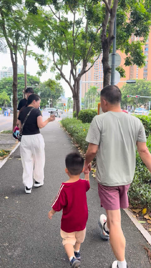 全家陪奥斯卡上幼儿园，全程自己走路12分钟