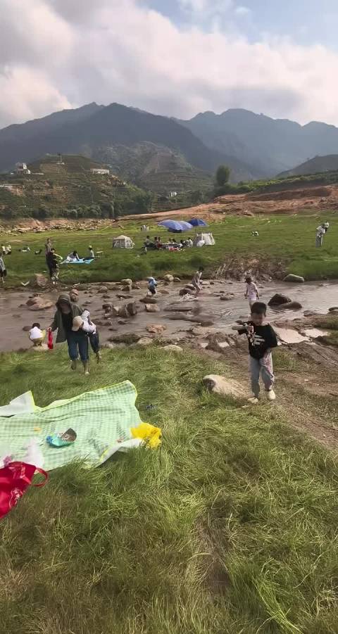 别人在溪流玩耍他越野，这种显眼包真讨人嫌