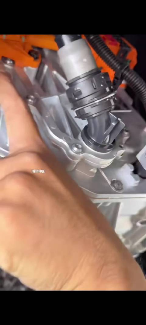 特斯拉ModelY高压线束实拆，博主澄清无安全隐患