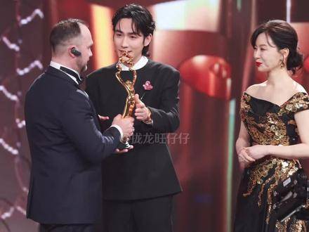 小朱评委帅气登场，荣耀颁奖时刻开启！ 北京国际电影节闭幕式