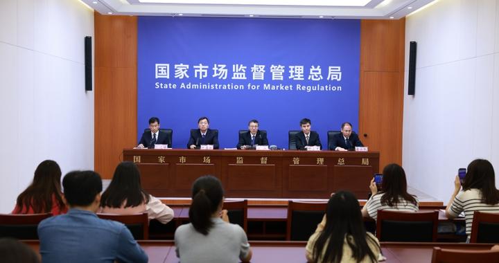 制作226万张假冒玉石证书售给2800人，一被告被判三年