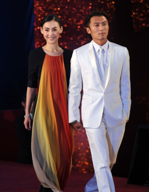 张柏芝大儿子谢振轩近照曝光，五官轮廓和卷发似爸爸，酒窝笑容遗传了妈妈
