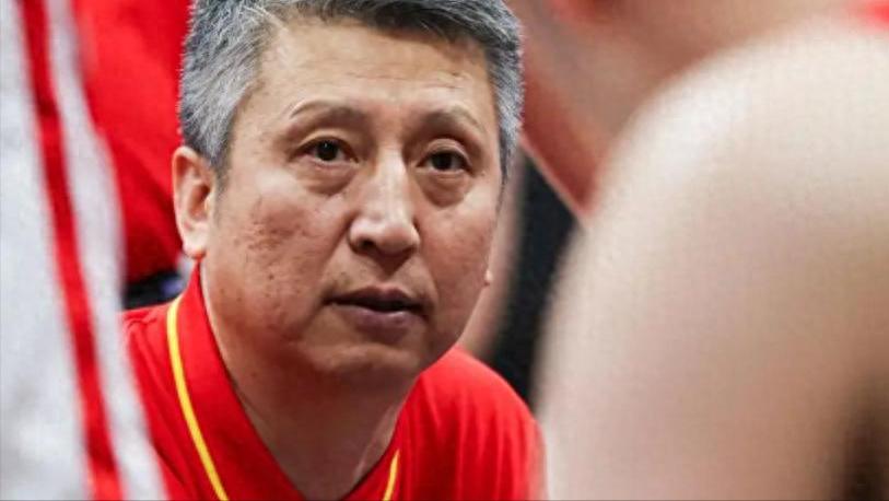 世预赛疯狂夜：“大魔王”被掀翻！男篮5人暴走，苏群一针见血