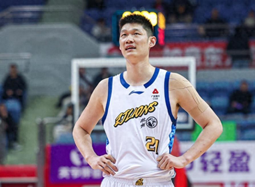 29岁男篮传奇：签百万年薪合同，娶游泳健将老婆，生双胞胎儿子