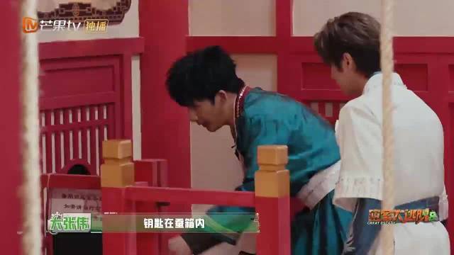 就放心身后吧，因为有可靠的@周笔畅 在～当看到门外一片黑暗…