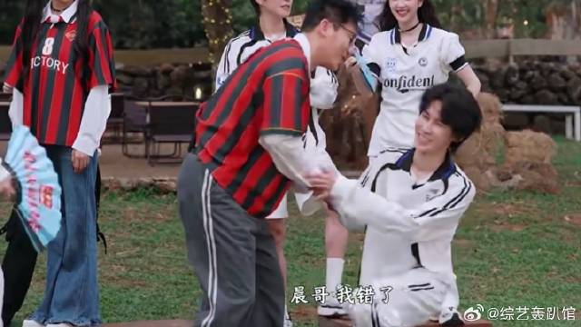 李晨被魏大勋质疑撕名牌，气到做俯卧撑，一声源哥吓跪张真源