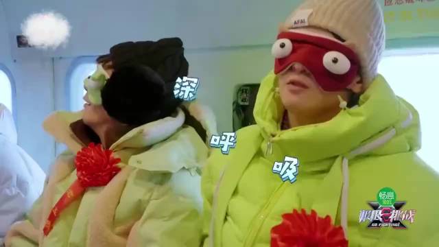 黄景瑜蒙眼跳伞，以为在4000米高空结果只有1米，吐槽导演太无聊