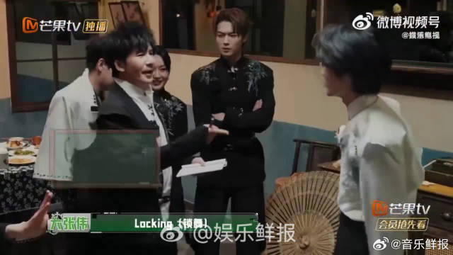 密逃里面还在吃饭，间隙不忘清嗓开唱，也太有歌手的职业习惯了
