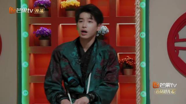 娜扎秋千特训课亮相，张真源全程指导笔笔助力
