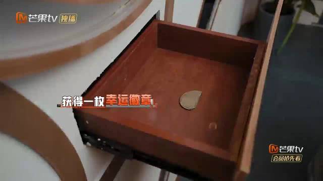 张真源吃饭间隙清嗓哼唱，干饭练声两不误
