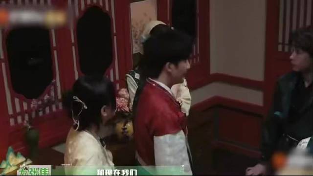 密逃里@时代少年团-张真源 直接把后背交给