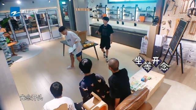 每一期的念册时间之长 令人发指 大家都开始坐下来听了