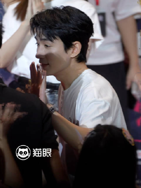 朱一龙电影空枪散场花絮，挥手告别观众