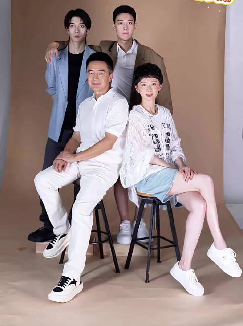 已故女星何晴独子许何近况曝光，与父亲后妈拍全家福全程板脸