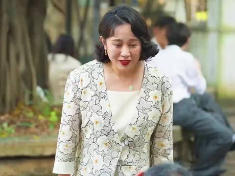 黑老大来收摊位费…..