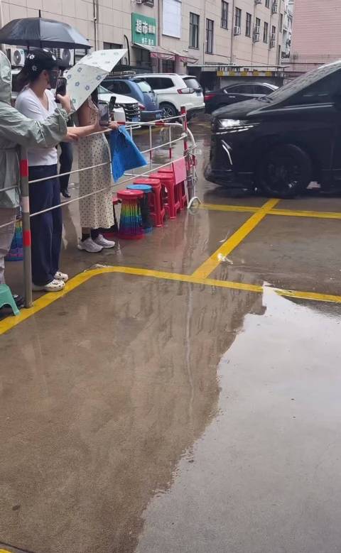 何与上班一身运动装手拿咖啡点头进妆